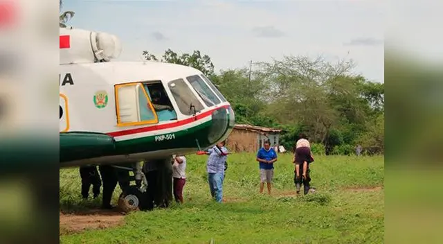 Helicóptero rescata a niños y personas aisladas por desborde de río | Facebook Humberto Acuña Helicóptero rescata a niños y personas aisladas por desborde de río | Facebook Humberto Acuña
