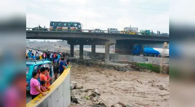 Curiosos se han ubicado en los márgenes del río Chillón Curiosos se han ubicado en los márgenes del río Chillón