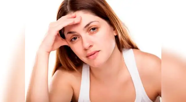 La deshidratación hace que la piel del rostro se vea cansada La deshidratación hace que la piel del rostro se vea cansada