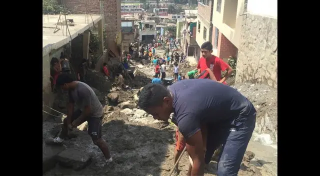Jersson  Vásquez ayudando a sus vecinos en Chosica