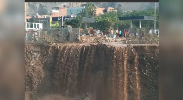 Crecida de Río Rímac amenaza con llevarse casas y bus | Foto referencial