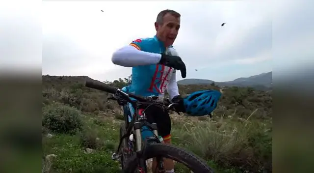 Grupo de ciclistas son atacados por un enjambre de abejas Grupo de ciclistas son atacados por un enjambre de abejas