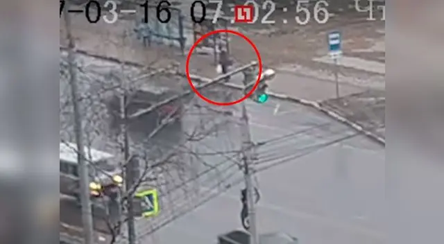 Hombre es tragado por la tierra mientras esperaba un bus