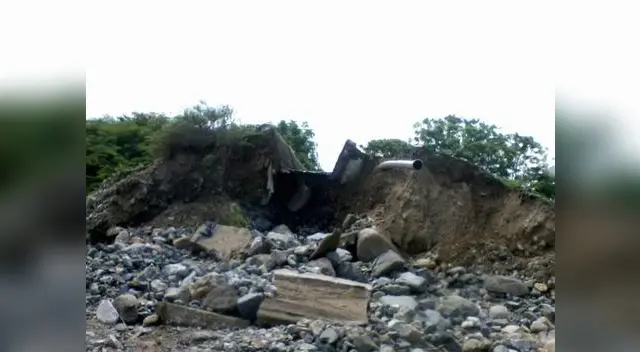 Carretera y canales por donde pasaba el agua potable quedaron destruidos por nuevo huaico Carretera y canales por donde pasaba el agua potable quedaron destruidos por nuevo huaico