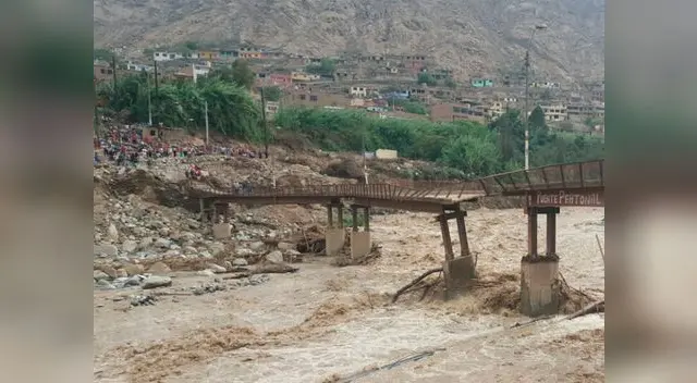 Puente peatonal quedó partido debido a la furia del río Rímac