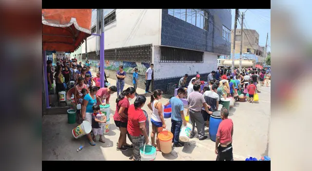 Largas colas de vecinos se formaron en las inmediaciones del cerro San Cosme en La Victoria
