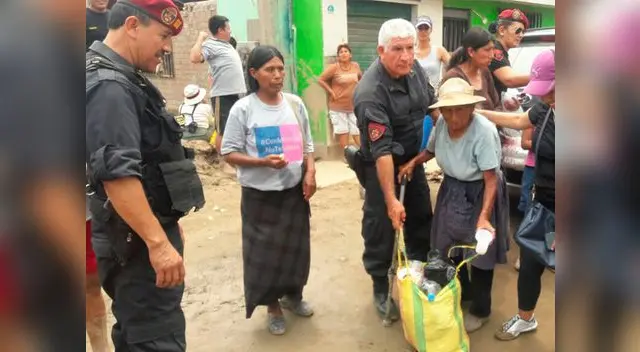 Policías repartieron desayuno a damnificados Policías repartieron desayuno a damnificados
