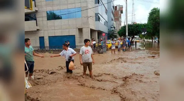 Nuevo huaico inundo el centro de Trujillo esta tarde