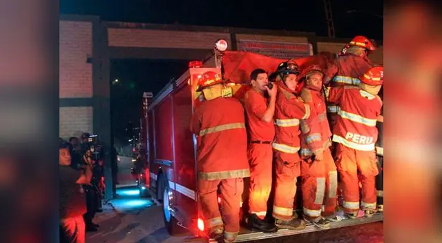 Bomberos en plena labor Bomberos en plena labor