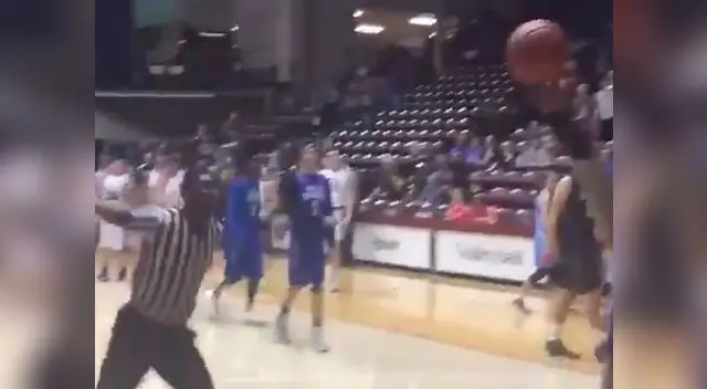 Árbitro de baloncesto causa furor por brutal anotación
