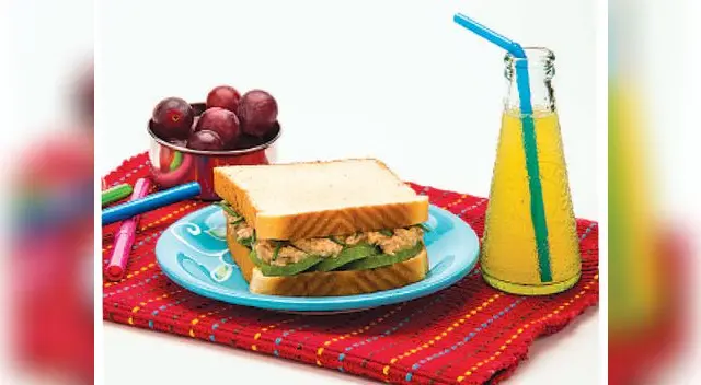 Hamburguesa de atún con jugo de naranja Hamburguesa de atún con jugo de naranja