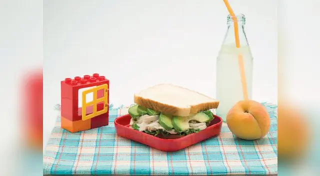 Sánguche de pollo apaltado con limonada