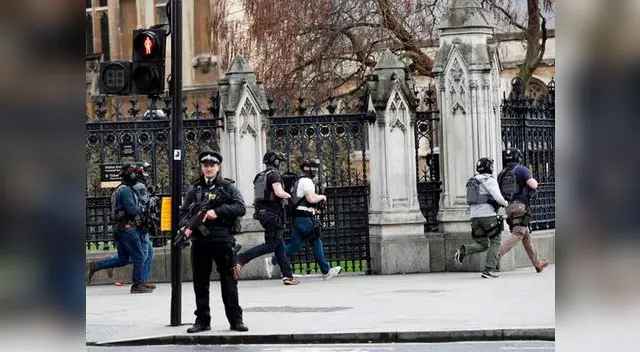 Al menos diez personas fueron embestidas por un auto Al menos diez personas fueron embestidas por un auto