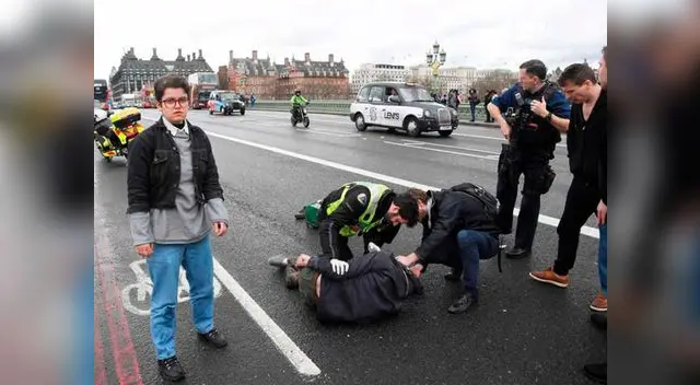 Al menos diez personas fueron embestidas por un auto Al menos diez personas fueron embestidas por un auto
