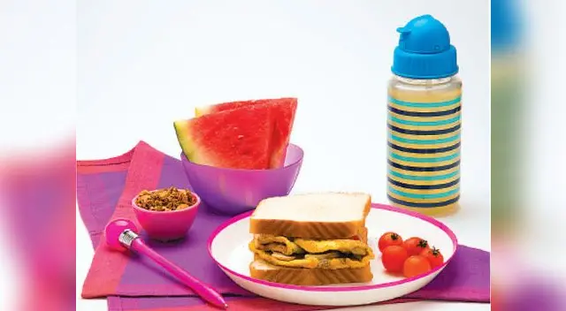 Sánguche de pollo agridulce con agua de piña Sánguche de pollo agridulce con agua de piña