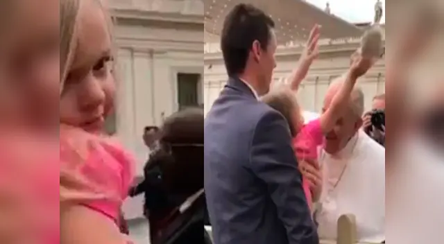 Papa Francisco fue sorprendido por una niña que le robó un beso y su gorra Papa Francisco fue sorprendido por una niña que le robó un beso y su gorra
