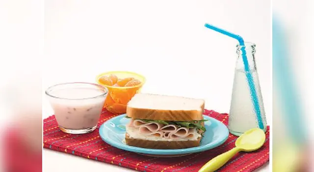 Sánguche de pavo popeye con limonada