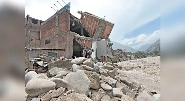 La mayor parte del inmueble de tres pisos de la familia Basur ha caído ante la bravura del río Rímac