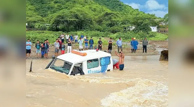 Ambulancia fue arrastrada por las fuertes lluvias Ambulancia fue arrastrada por las fuertes lluvias