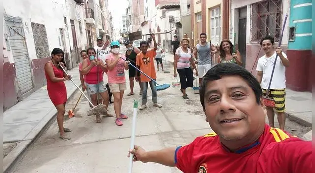 Un selfie con sus vecinos en plena tarea comunal Un selfie con sus vecinos en plena tarea comunal