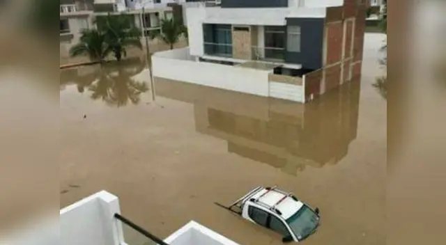 Niño queda atrapado en medio de las inundaciones