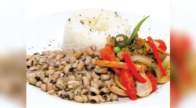 Frijol con hígado de pollo saltado