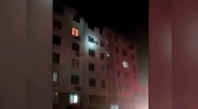 La mujer se acercó mucho a la ventana y perdió el equilibrio La mujer se acercó mucho a la ventana y perdió el equilibrio