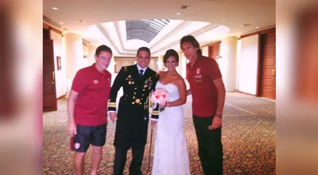 gareca, su asistente santín y los novios en el hotel de la selección antes del partido gareca, su asistente santín y los novios en el hotel de la selección antes del partido