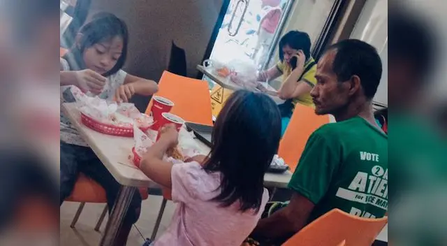 El hombre conmueve al mundo entero por su increíble acción El hombre conmueve al mundo entero por su increíble acción