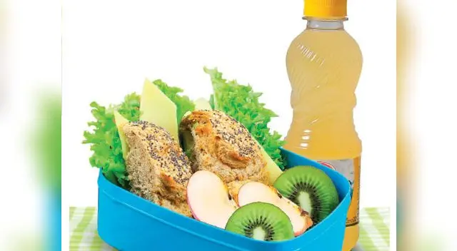 Porción de kiwi con manzana en trozos