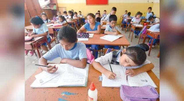 Unos 50 mil escolares de cinco distritos afectados por desbordes regresan hoy a las aulas