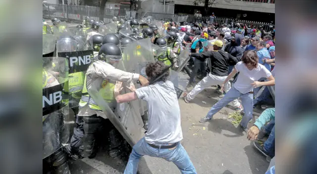 Violencia en las calles de caracas después que la OEA declarara que en el país hay alteración de la democracia