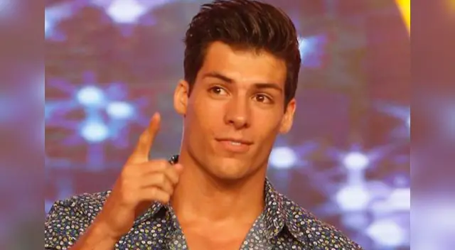 Orgulloso de sus hermanas gemelas Orgulloso de sus hermanas gemelas