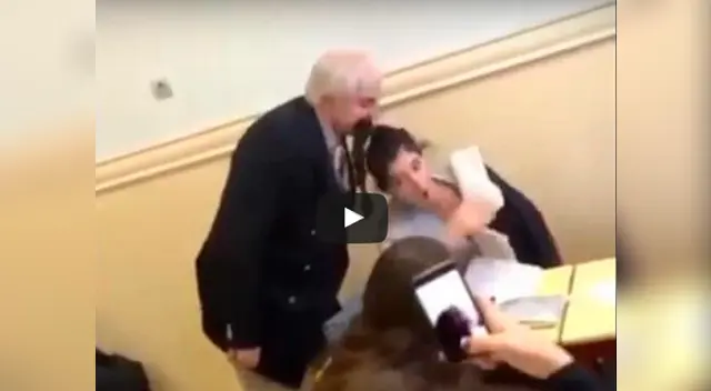 El profesor se acercó en silencio hasta que levantó el cabello de la joven El profesor se acercó en silencio hasta que levantó el cabello de la joven