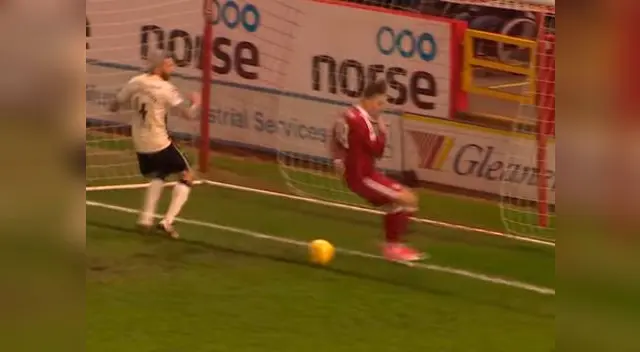 Jugador inglés falla tremenda ocasión de gol