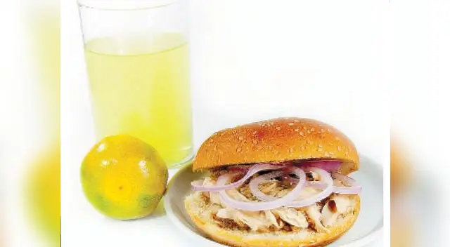 Pan con atún y rodajitas de cebolla