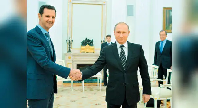 Mandatario ruso estrecha la mano a Bashar Al Assad