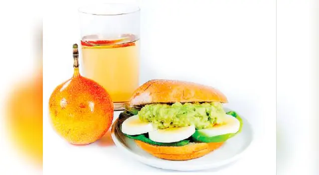 Pan con palta y rodajas de huevo sancochado