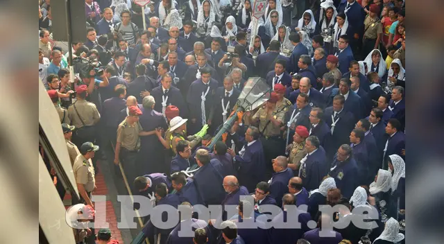 Poste se cae durante la procesión del Señor de los Milagros en el Centro de Lima