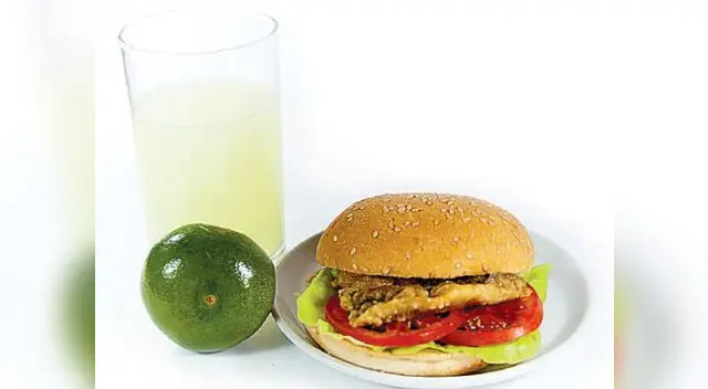 Pan-con-pejerrey-frito-y-limonada