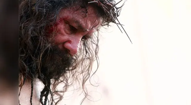 Mario Valencia recrea el sufrimiento de Cristo en la cruz Mario Valencia recrea el sufrimiento de Cristo en la cruz