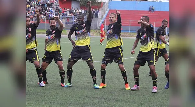 Segura baila con sus compañeros luego de anotar el segundo gol en el arco huancaino Segura baila con sus compañeros luego de anotar el segundo gol en el arco huancaino