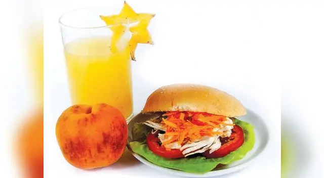 Pan con pollo y refresco de carambola Pan con pollo y refresco de carambola