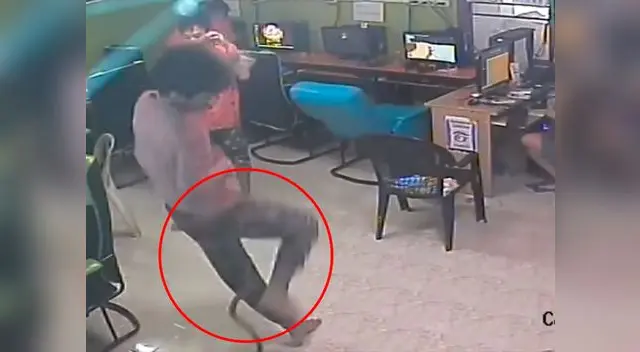 Serpiente entra a un cibercafé y ocurre lo peor Serpiente entra a un cibercafé y ocurre lo peor