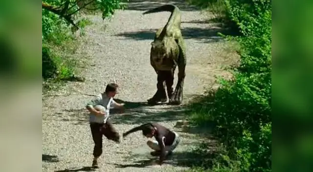 Víctima de la broma pensó que se trataba de un dinosaurio de verdad Víctima de la broma pensó que se trataba de un dinosaurio de verdad