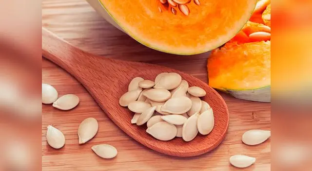 Las semillas de calabaza ayudan a controlar el colesterol y tiene altos niveles de vitamina K. Las semillas de calabaza ayudan a controlar el colesterol y tiene altos niveles de vitamina K.