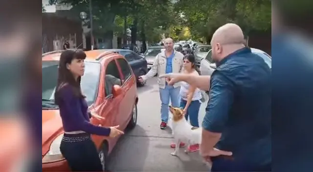 Vecinos increparon a familia que quiso abandonar a su perro en la calle Vecinos increparon a familia que quiso abandonar a su perro en la calle