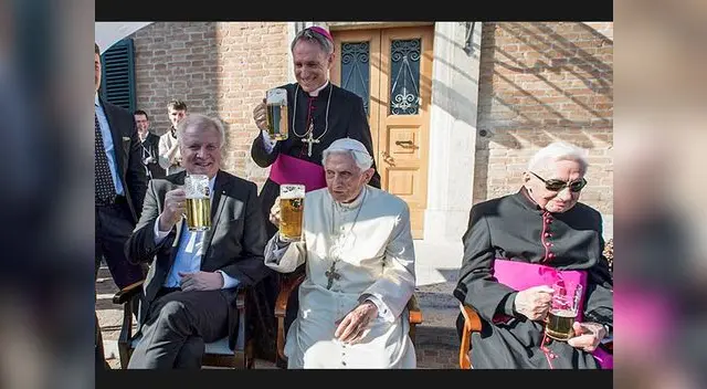 Benedicto XVI brindó con cerveza por sus 90 años 