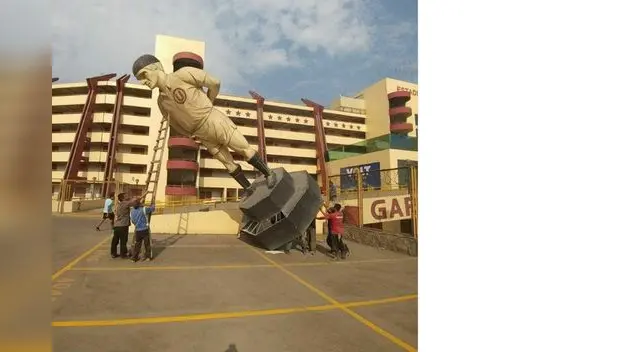 La hinchada de la 'U' está molesta por el retiro de la estatua de Lolo Fernández