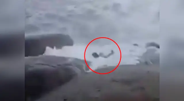 Los jóvenes fueron sorprendidos por una fuerte ola Los jóvenes fueron sorprendidos por una fuerte ola